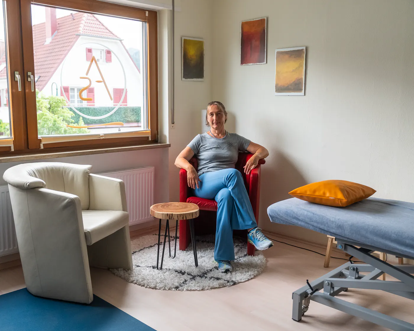 Alexandra Schade in ihrem Gymnastikraum in der Praxis in Kirchzarten