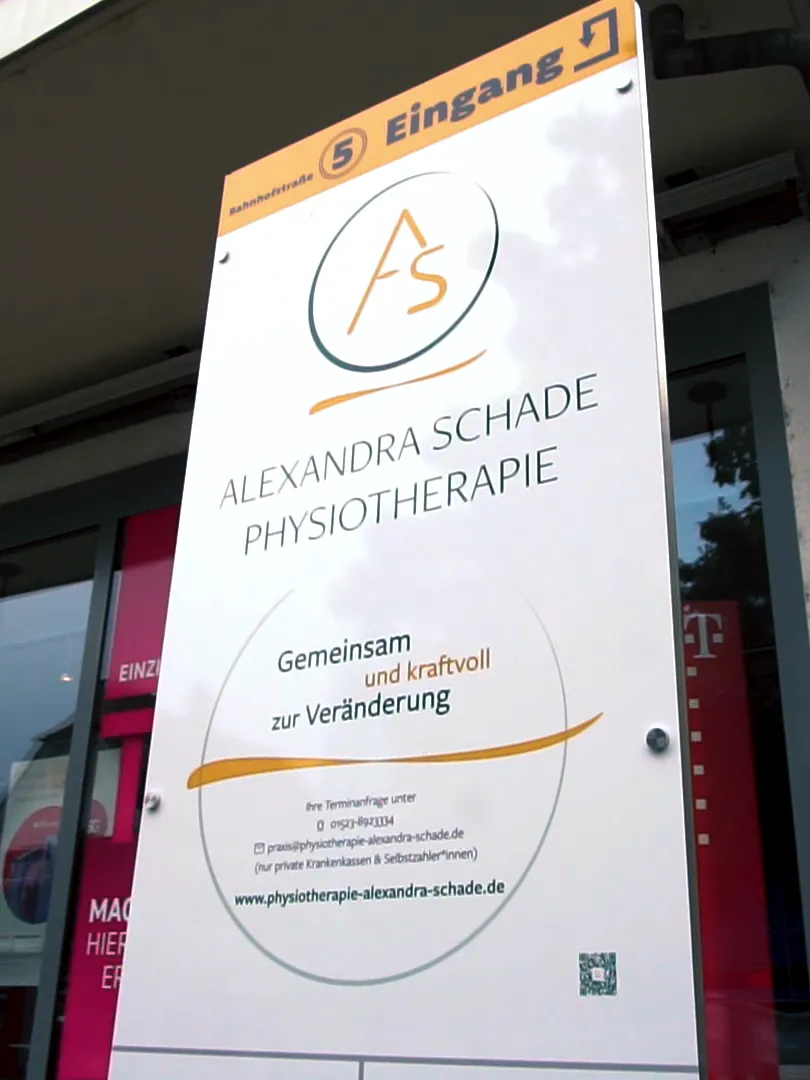 Praxisschild von Alexandra Schade Physiotherapie am Haus Bahnhofstraße 5 in Kirchzarten